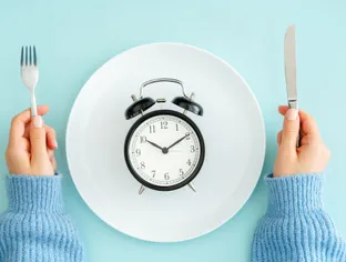 Jeûne intermittent : manger de 7h à 15h ferait perdre du poids