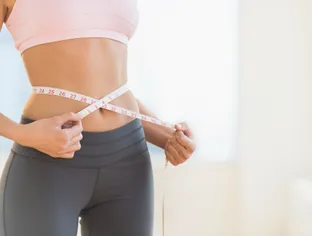 Tour de taille femme : comment le mesurer et comment perdre du ventre ?