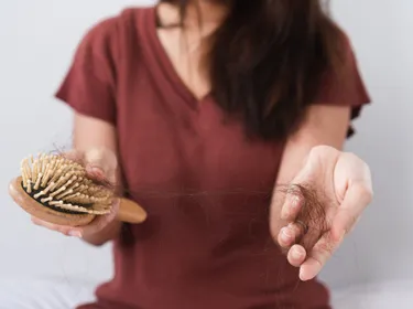 Vous perdez vos cheveux et vos ongles cassent